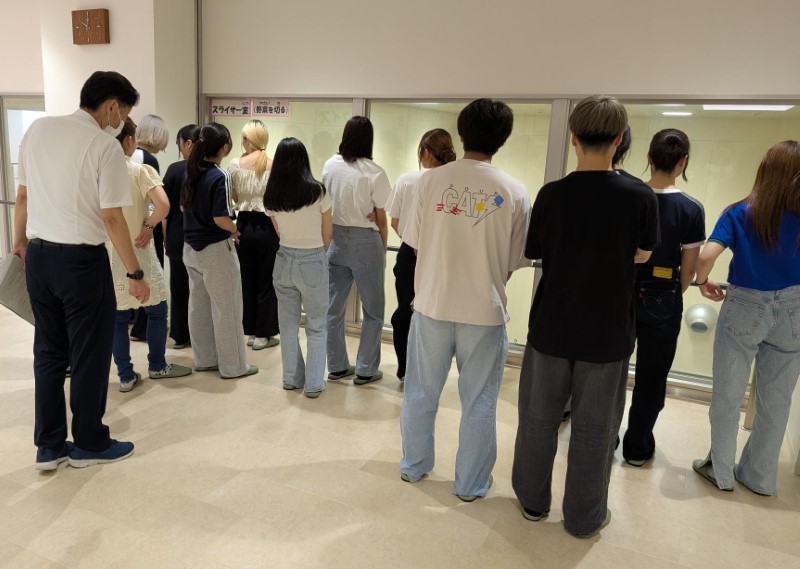 調理場の様子を観察中
