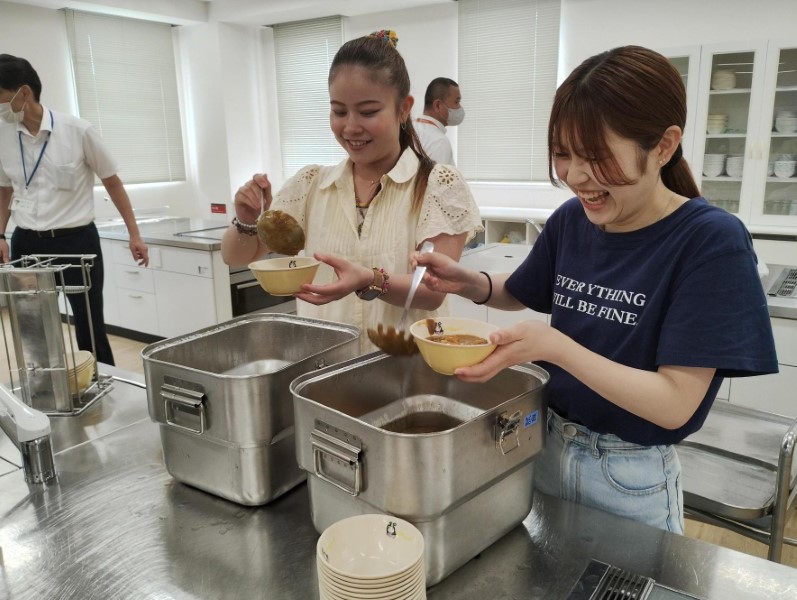 盛り付けをする学生